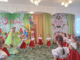 Ребята средней группы "Смешарики"поздравляют любимых мам и бабушек Ребята средней группы "Смешарики"поздравляют любимых мам и бабушек.
