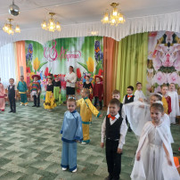 Ребята группы "Ягодки" поздравили любимых мам и бабушек с праздником! Ребята группы "Ягодки" поздравили любимых мам и бабушек с праздником!.
