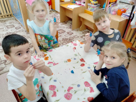 Дети лепят снеговика Дети лепят снеговика.