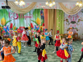 Дети подготовительной группы "Почемучки" поздравили своих мамочек ! Дети подготовительной группы "Почемучки" поздравили своих мамочек !.