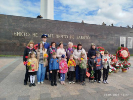 Дети старшей группы "Солнышко" возложили цветы к Обелиску Победы Дети старшей группы "Солнышко" возложили цветы к Обелиску Победы.