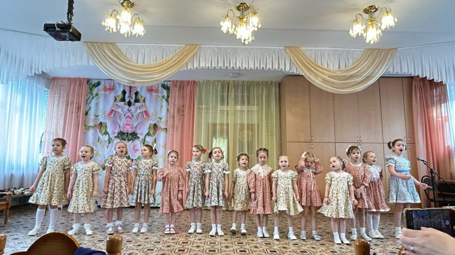 Концерт вокально-хорового кружка "Мы маленькие звёздочки" Концерт вокально-хорового кружка "Мы маленькие звёздочки".